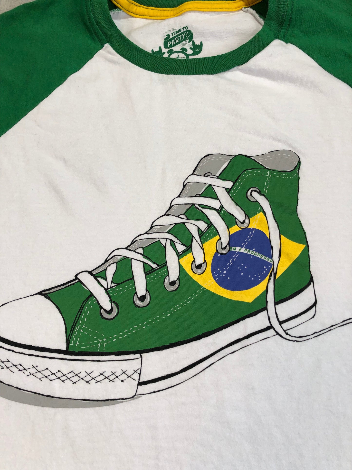 Brazil T-Shirt Mens Large White Graphic Print Sneakers Flag Rio de Janeiro PREOWNED